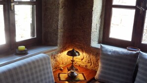 A cozy corner with a cushioned bench, a table with a lamp, and a candle. - rosalia apartment    (Chalki)