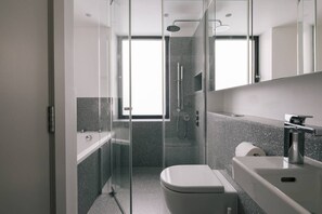 Regendusche, Haartrockner, Handtücher, Seife
