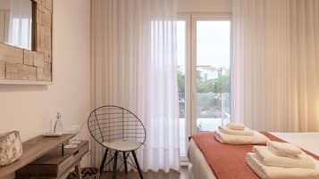 4 bedrooms, desk, iron/ironing board, travel crib