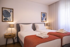 4 chambres, bureau, fer et planche à repasser, lit de bébé portatif