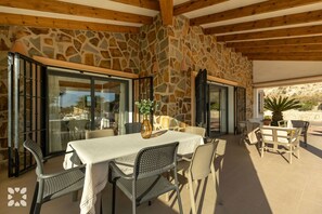 تناول الطعام بالخارج