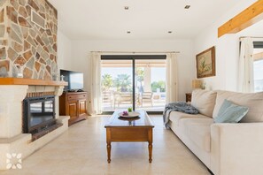 Televisie, een open haard en een dvd-speler