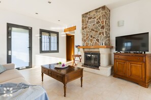 Televisie, een open haard en een dvd-speler