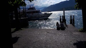 Un bateau était amarré à un quai, et un sentier pavé menait jusqu’à lui.
