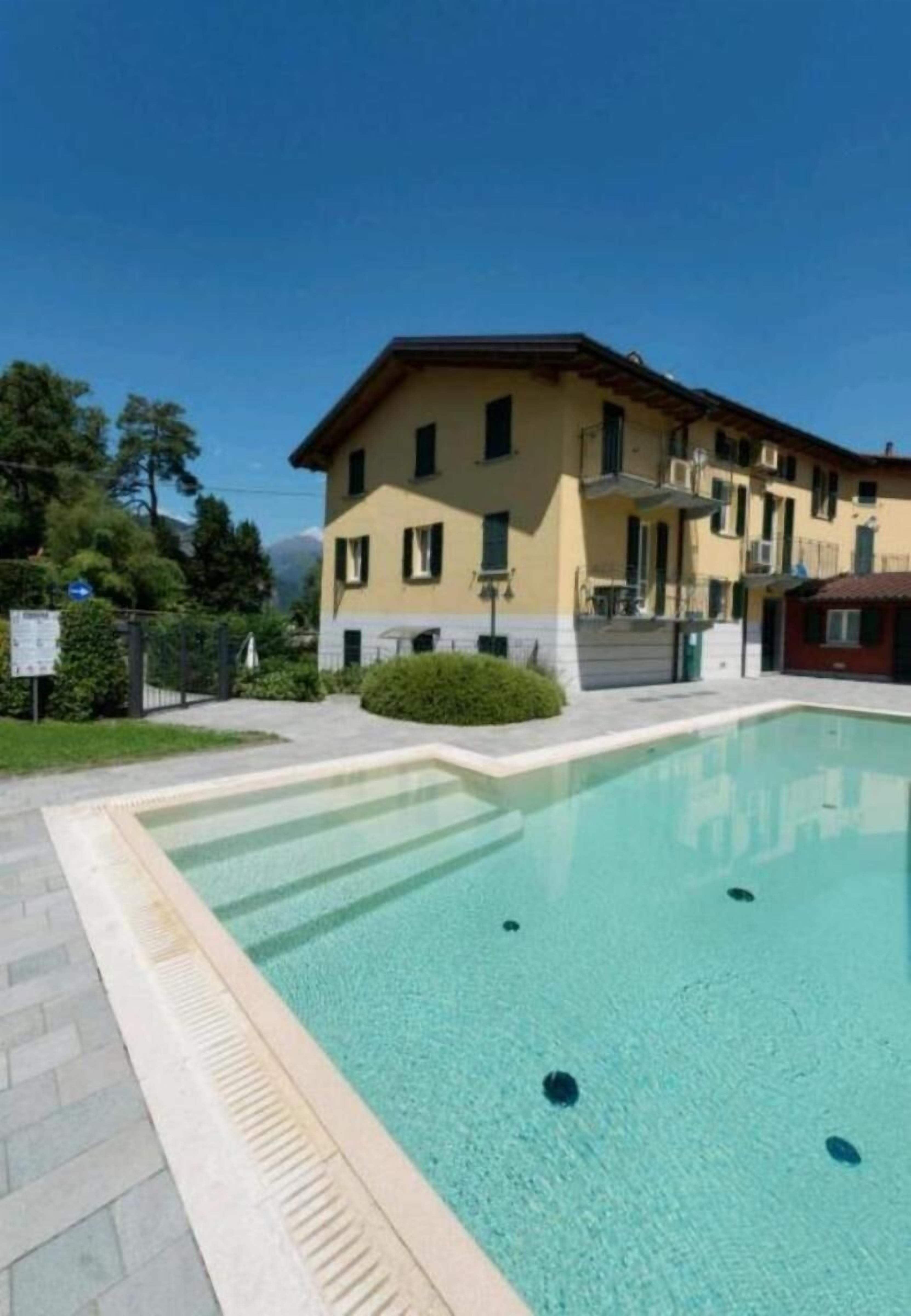 Un edificio con piscina.