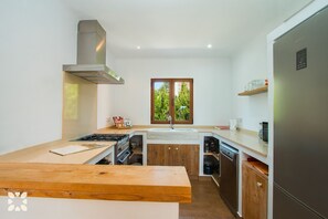 Frigorífico, microondas, horno y lavavajillas