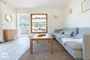 Televisie, een open haard en een dvd-speler