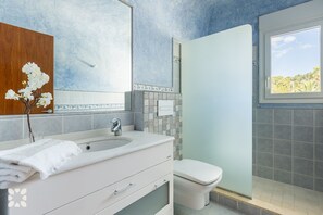 Baignoire, sĂšche-cheveux