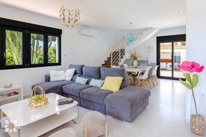 TV - Villa IPANEMA by Abahana Villas (Benissa)