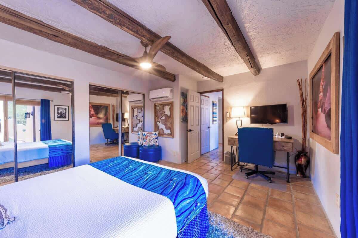 4 habitaciones, escritorio y tabla de planchar con plancha 