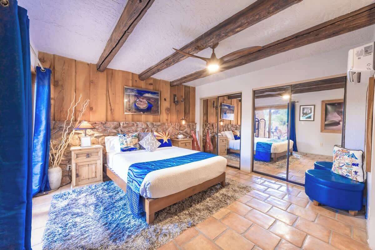 4 habitaciones, escritorio y tabla de planchar con plancha 
