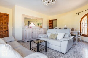 Una televisión, una chimenea, un reproductor de DVD