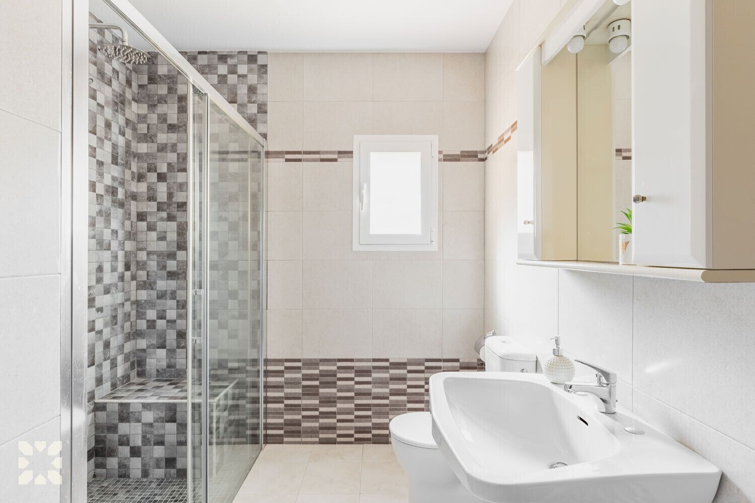 Une salle de bain moderne avec une douche à parois de verre, un lavabo blanc et des toilettes.