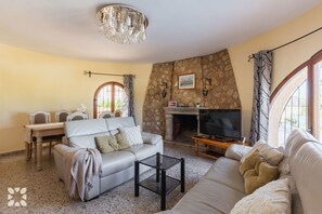 Una televisión, una chimenea, un reproductor de DVD