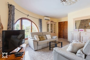 تلفزيون، مدفأة، مشغل دي في دي