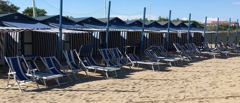 Nær stranden og solsenger