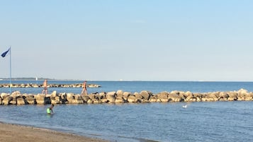 Una spiaggia nelle vicinanze, lettini da mare