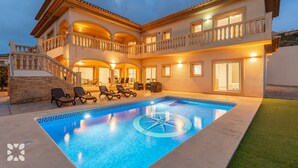 A two-story house with a swimming pool, outdoor seating, and a staircase leading to the upper level. - Villa SOCRATES by Abahana Villas (Calpe)
