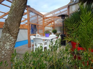 Outdoor dining - seaside villa with pool (plounéour-trez)
