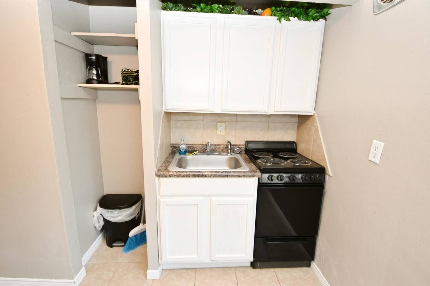 Coffee/tea maker, fridge, microwave, oven