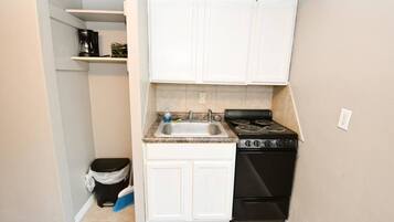 Coffee/tea maker, fridge, microwave, oven