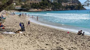 Beach nearby, sun loungers, beach towels
