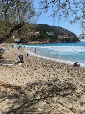 Ranta lähistöllä, aurinkotuoleja, rantapyyhkeitä