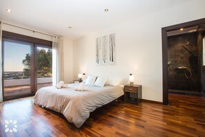 4 bedrooms, iron/ironing board, free WiFi