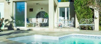 Nice house with large pool air conditionning in a quiet village with canal 