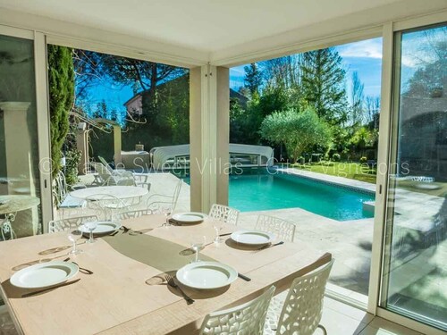 Nice house with large pool air conditionning in a quiet village with canal 