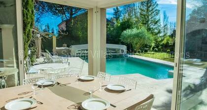 Nice house with large pool air conditionning in a quiet village with canal