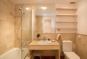 Shower, hair dryer, towels - Two Bedroom Apartment in the El Oasis de Marbella complex off the Golden Mile (Marbella)