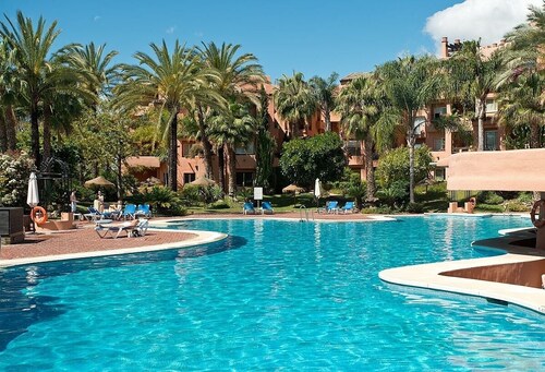 Two Bedroom Apartment in the El Oasis de Marbella complex off the Golden Mile