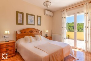 5 chambres, fer et planche à repasser, accès au Wi-Fi (inclus)