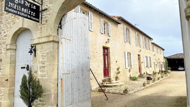 A stone building with a sign reading "Rogis de la Melissière." - Cottage in the countryside with pool near the Marais Poitevin (Xaintray)