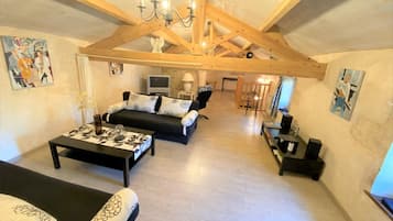 Smart-tv, dvd-afspiller, bordtennisbord, videobibliotek