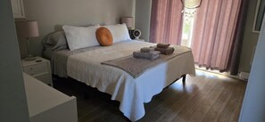 3 quartos, escrivaninha, ferros/tábuas de passar roupa