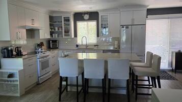 Refrigerador, horno, parrilla de estufa y lavavajillas