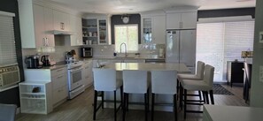 Kjøleskap, ovn, kokeplater og oppvaskmaskin