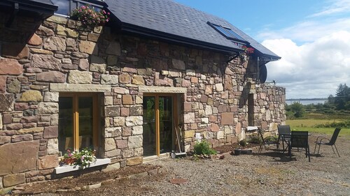 Wunderschön renovierte Berghütte und integrierte Scheune mit Blick auf Loch Mask 