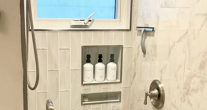 Modern, mellow studio 90 ft to beach! Full kitchen, eco-friendly, private patio