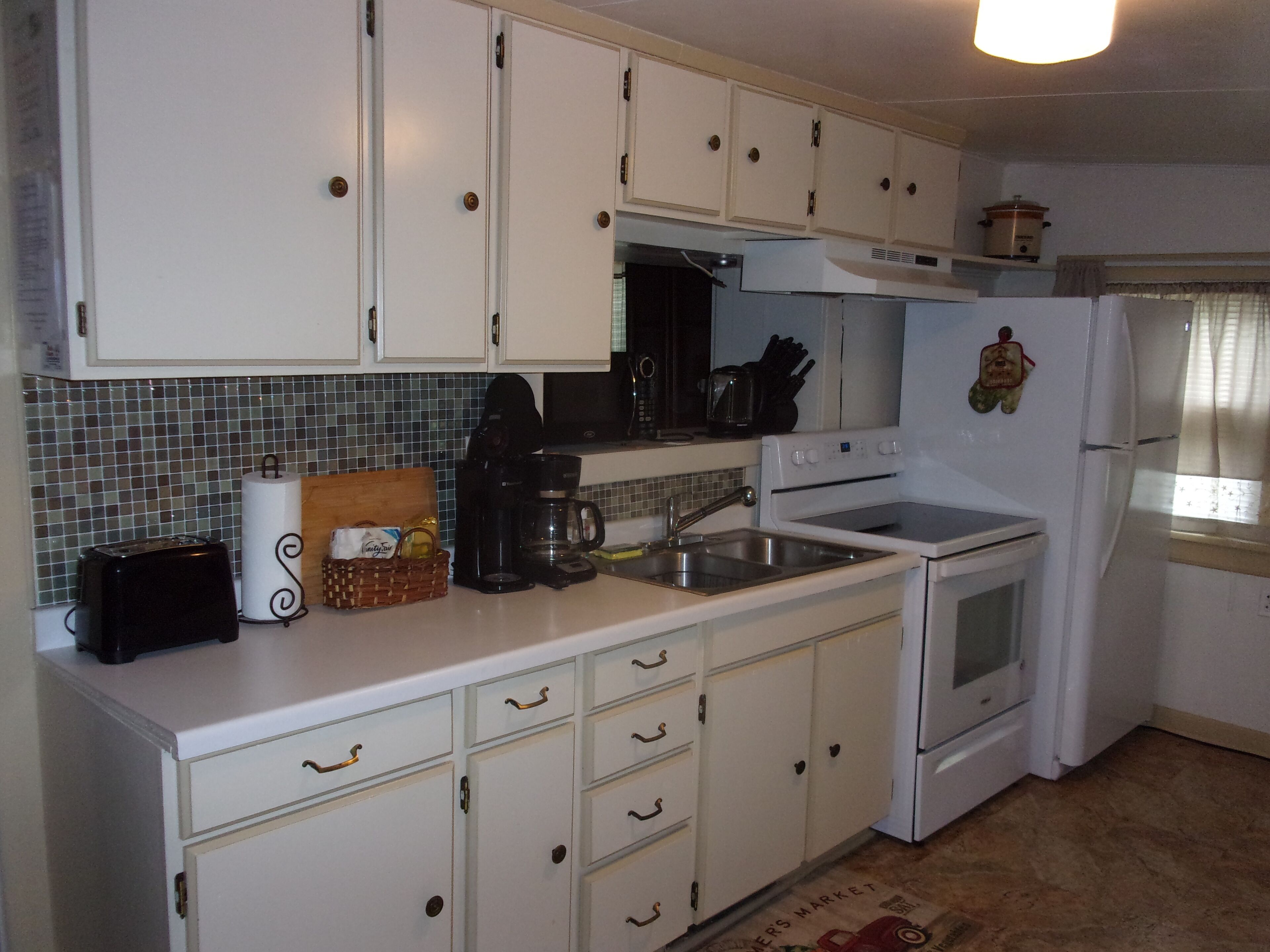 Full-size fridge, microwave, oven, stovetop