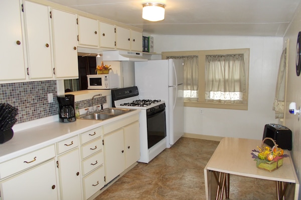 Frigorífico grande, microondas, horno y placa de cocina