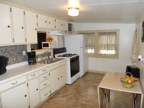 Täysikokoinen jääkaappi, mikroaaltouuni, uuni, liesi