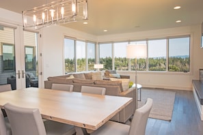 Interior - SPACIOUS ~ 24-hr staff ~ clean + modern ~ wifi ~ parking ~ hot tub ~ firepit 🐶 (Bend)