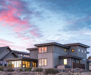 Exterior - SPACIOUS ~ 24-hr staff ~ clean + modern ~ wifi ~ parking ~ hot tub ~ firepit 🐶 (Bend)