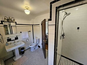 Ensemble douche/baignoire, baignoire à jets, sèche-cheveux