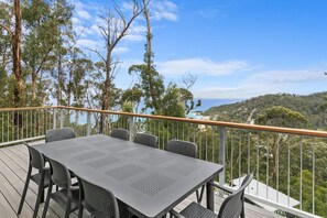 Outdoor dining - Birdsong (Wye River)