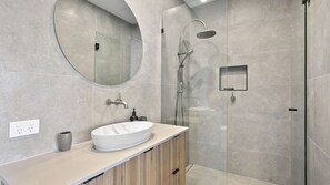 Een douche, gratis toiletartikelen