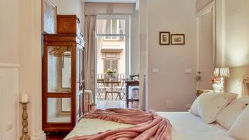 1 habitación, sistema de insonorización y tabla de planchar con plancha